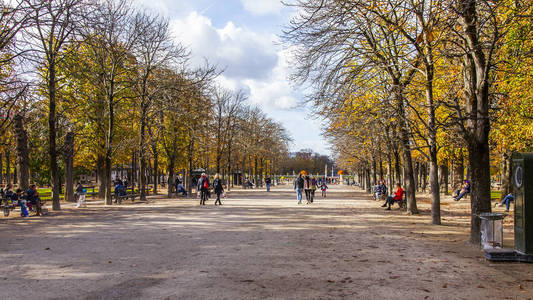 巴黎法国2017年10月27日秋季城市景观。 人们在卢森堡公园散步休息，卢森堡公园是欧洲最美丽的公园之一