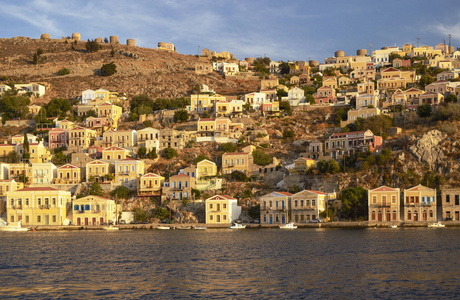 希腊傍晚阳光下的塞米岛和塞米市。