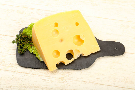 木制背景上的一块奶酪
