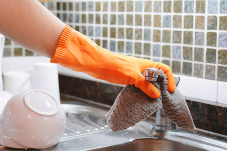 手与手套擦拭不锈钢水槽用布