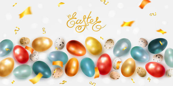 复活节背景与彩绘逼真的鸡肉和鹌鹑蛋。节日矢量插图