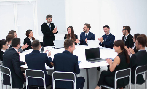 谈到一项提案在谈判中的商人照片