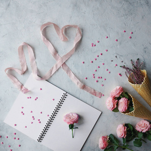 笔记本, 玫瑰, 粉红色的丝带和甜糖果在白色背景的心脏形状