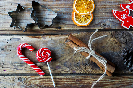 圣诞节平躺家居装饰, 干橘子, 肉桂, 糖果, 玩具在质朴的木制背景