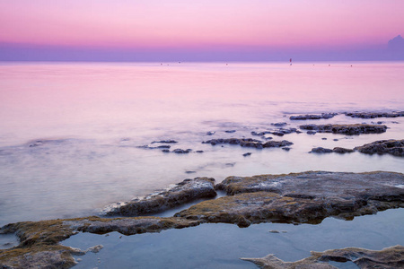 清晨海上的粉红色日出