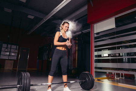 女性准备做 deadlift 运动