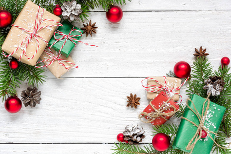 圣诞背景装饰, 松树锥和礼品盒覆盖雪