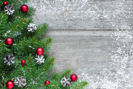 圣诞背景冷杉树枝, 红色装饰品和松果