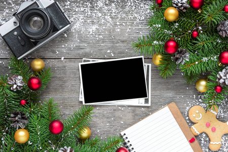 复古相机和圣诞空白相框与冷杉树枝, 装饰品和内衬笔记本
