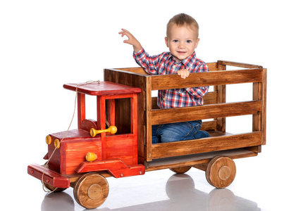 一个小男孩正在玩一架玩具车