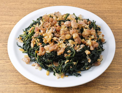 malukhiyah中国炒肉末炒黄麻叶照片