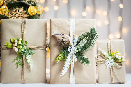 一棵圣诞树装饰的雪花和一个花环与礼品盒的背景下的散和白色板。圣诞快乐, 冬季假期明信片的想法