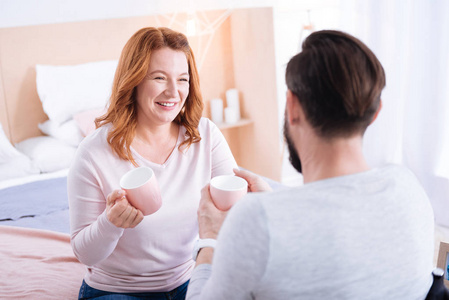 幸福的女人和男人在家里喝茶