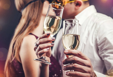 情侣庆祝除夕夜喝香槟化妆舞会和接吻