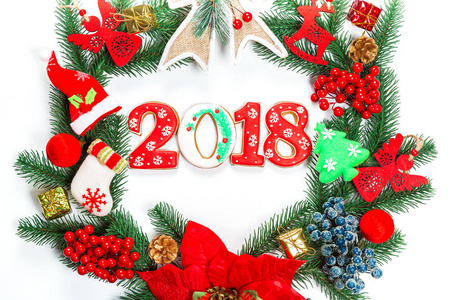圣诞节花圈与装饰, 与姜饼 2018, 在白色背景的圣诞节树分支。冬季和新年假期的象征