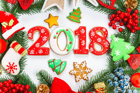 圣诞节花圈与装饰, 与姜饼 2018, 在白色背景的圣诞节树分支。冬季和新年假期的象征