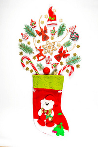 圣诞背景的袜子从其中散落的礼物, 糖果, 新年装饰品的白色背景玩具。广告, 购物, 折扣和冬季假期的礼物的概念