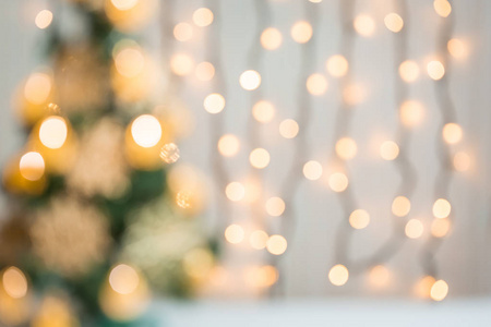 圣诞背景与散焦装饰圣诞树和发光的灯光花环