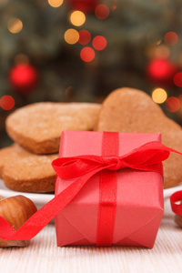 包装的礼品丝带 gingerbreads 与背景灯的圣诞树