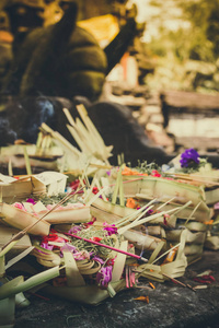 传统的巴厘岛供奉神在巴厘岛与鲜花和芳香棒。巴厘岛, 印度尼西亚, 蒂尔塔埃姆普尔寺