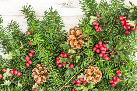 圣诞背景，绿色杉树枝，木桌上装饰