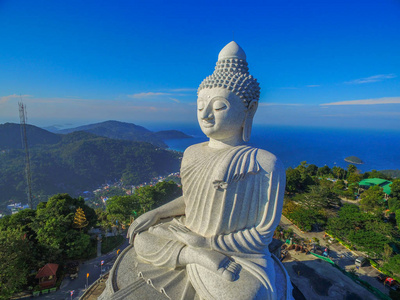 风景蓝天和蓝色的海洋在普吉岛大佛像的背面山顶.照片