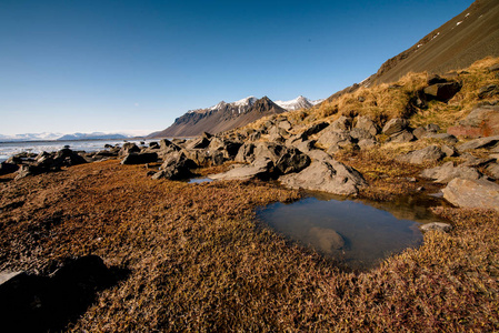 美丽的山风景在冰岛