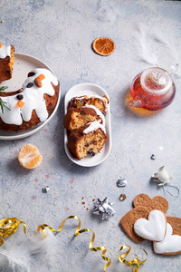 传统圣诞蛋糕切片，干果浸泡在朗姆酒和糖釉中。带有心形姜饼干的茶提梅。圣诞节背景与节日装饰。