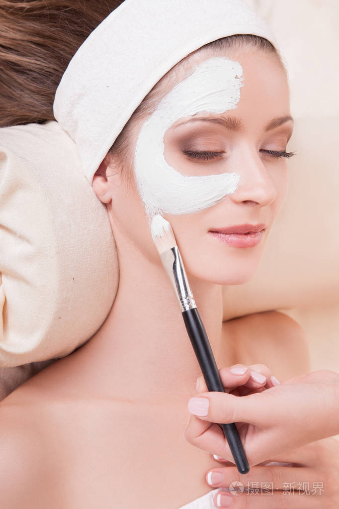 抗衰老面部.美容店里的女孩在程序,皮肤提升和补水方面