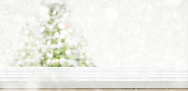 空的白色的木制的表的顶部与抽象静音模糊圣诞