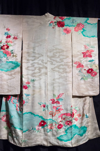 日本传统丝绸和服在装饰上的图案