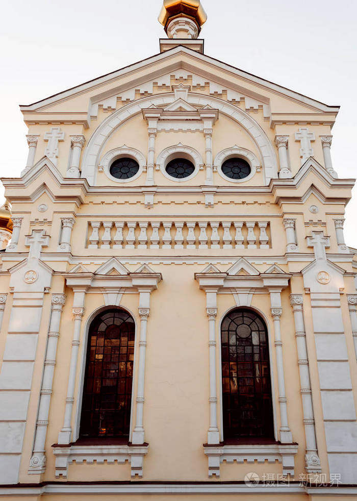 这座历史建筑的正面欧洲中心风格