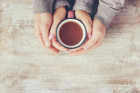 男人和女人手中的茶杯。 选择性聚焦。