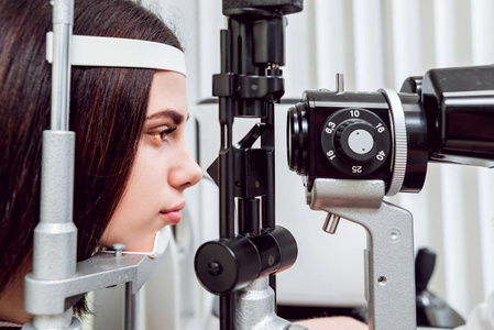 裂隙灯检查. 前眼段生物显微镜检查. 基本的眼睛检查. 隐形眼镜检查.