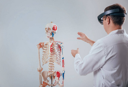 医生用增强现实护目镜检查人体骨骼