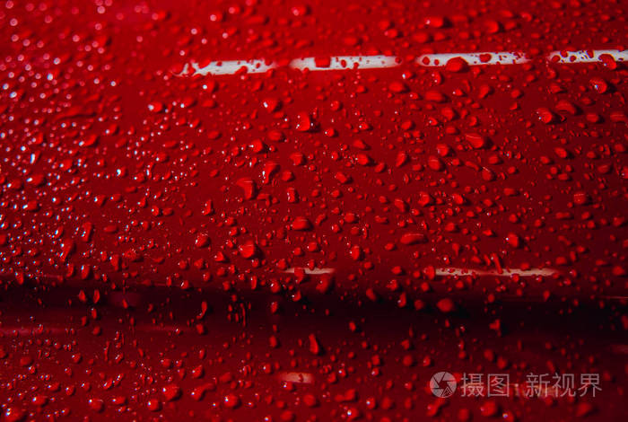 红色背景上的水滴汽车详情
