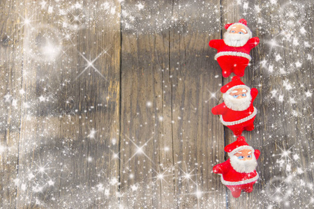 圣诞老人在乡村的木制背景上，雪花和星星