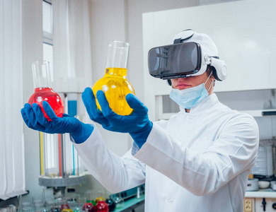 技术药物虚拟现实眼镜的科学技术人员在实验室检查药物.照片