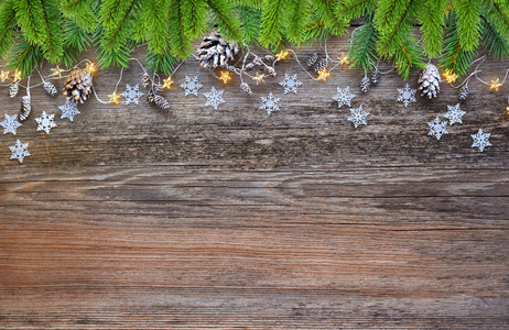 木桌上的圣诞装饰品和云杉树枝