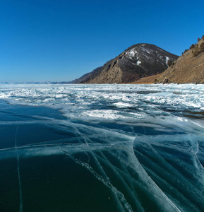 俄罗斯。 令人惊奇的是，贝加尔湖冰的透明度，因为缺乏雪和极端寒冷的冬天。