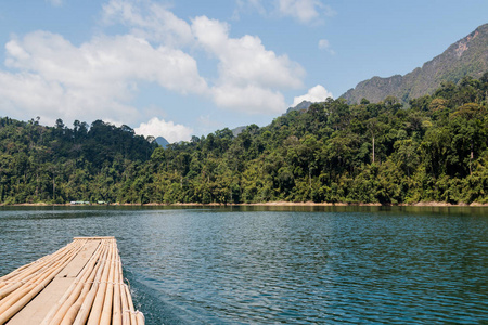 泰国的素叻他尼国家公园 Ratchaprapa 大坝的湖上的竹筏