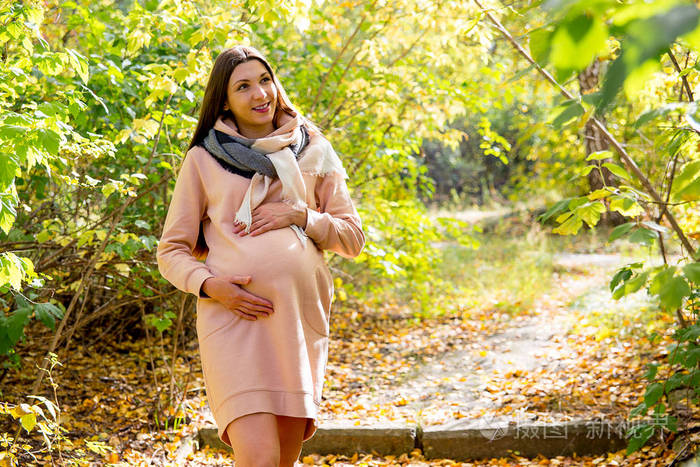孕妇在公园散步