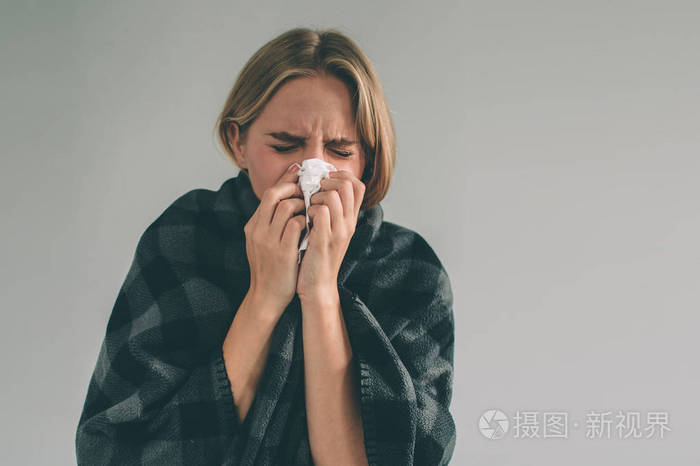 生病的女孩被孤立, 流鼻涕.女性模型为普通感冒做治疗