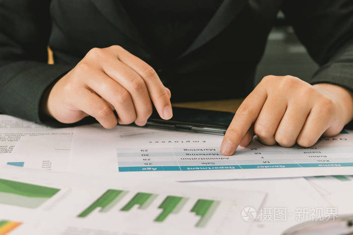 与会计人员密切核对单据上的数据