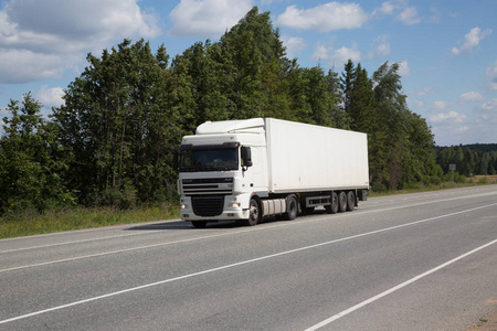 长途卡车公路上的长途卡车照片