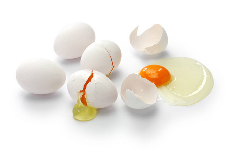 白色背景上分离出的破碎的鸡蛋
