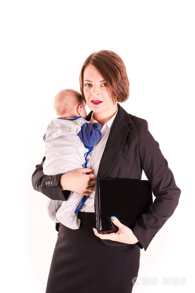 年轻的工作妈妈一手抱着她的孩子