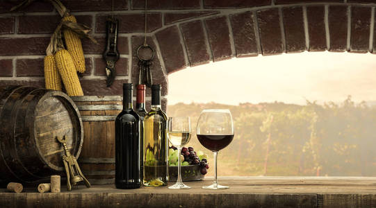 酒壶酒杯桶旁边的地窖窗口和美丽的乡村葡萄园全景酿酒和葡萄酒文化的概念