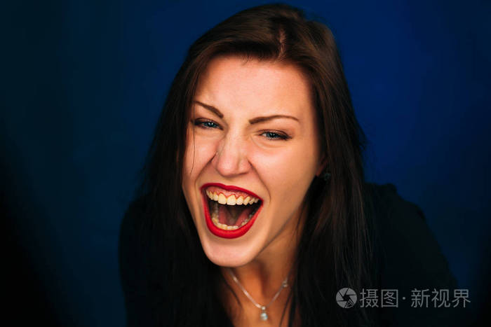 黑暗背景下的情感哭泣女孩