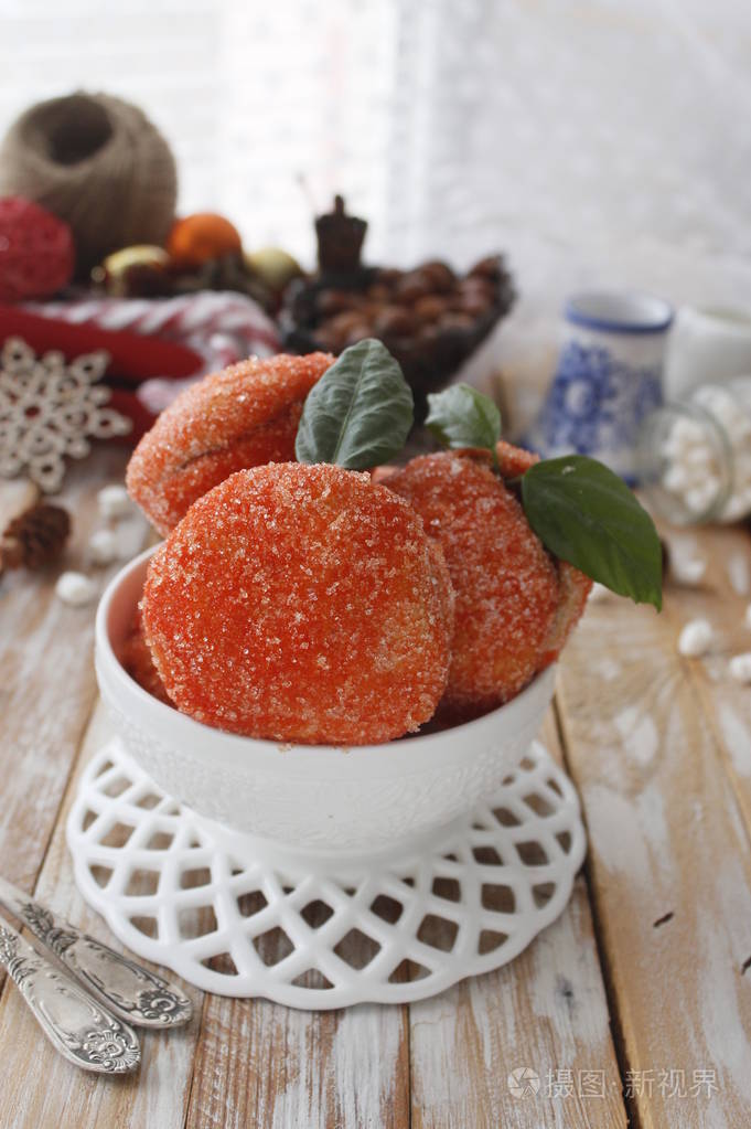 桃子形状的自制饼干的排列